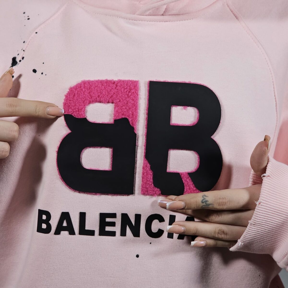 هودی بالنسیاگا صورتی گلدوزی شده لش | مستر کوالیتی وارداتی - Image 3